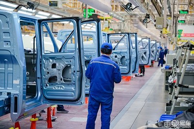 引領(lǐng)商用車新能源技術(shù)革新 時(shí)代汽車首款半固態(tài)電池卡車全景展示